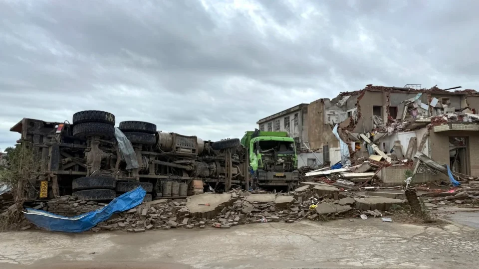 Tornado deixa mortos na China e lança caminhões pelos ares