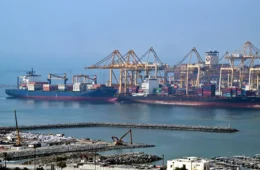 Trump desiste da taxa de 20% para navios no Estreito de Ormuz