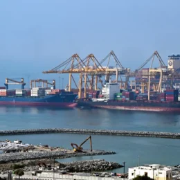 Trump desiste da taxa de 20% para navios no Estreito de Ormuz