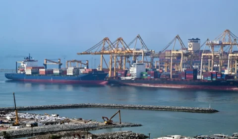 Trump desiste da taxa de 20% para navios no Estreito de Ormuz