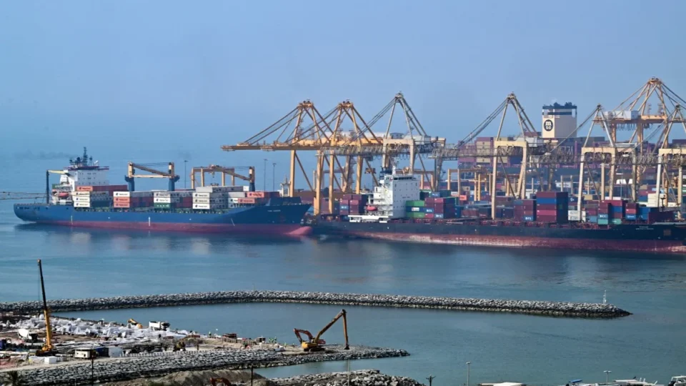 Trump desiste da taxa de 20% para navios no Estreito de Ormuz
