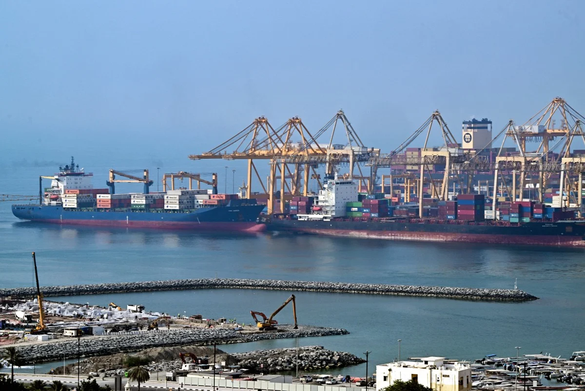 Trump desiste da taxa de 20% para navios no Estreito de Ormuz
