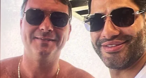 Flávio Bolsonaro dá explicações diferentes para a foto ao lado de capanga de Vorcaro