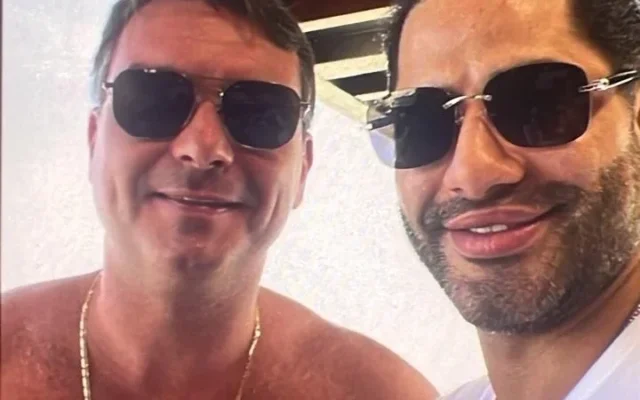 Foto ao lado de capanga de Vorcaro abre nova crise na campanha de Flávio Bolsonaro