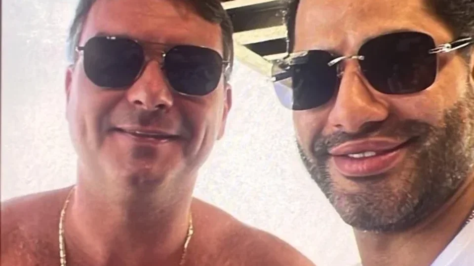 Foto ao lado de capanga de Vorcaro abre nova crise na campanha de Flávio Bolsonaro
