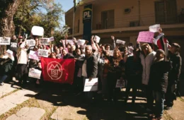 MTST protesta em frente à sede do PL e cobra votação de projeto que criminaliza a misoginia