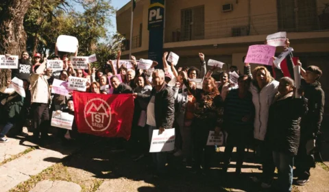 MTST protesta em frente à sede do PL e cobra votação de projeto que criminaliza a misoginia