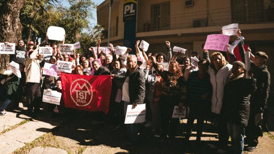 MTST protesta em frente à sede do PL e cobra votação de projeto que criminaliza a misoginia