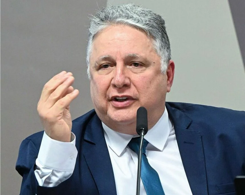 Juiz determina que Garotinho cumpra sentença que o deixa inelegível
