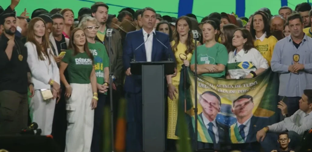 Flávio faz ataques ao Judiciário em convenção do PL com Milei e vídeo de Michelle