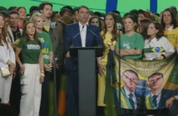 Flávio faz ataques ao Judiciário em convenção do PL com Milei e vídeo de Michelle