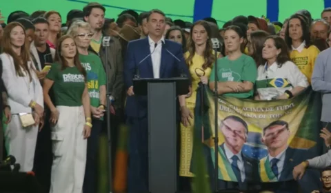 Flávio faz ataques ao Judiciário em convenção do PL com Milei e vídeo de Michelle