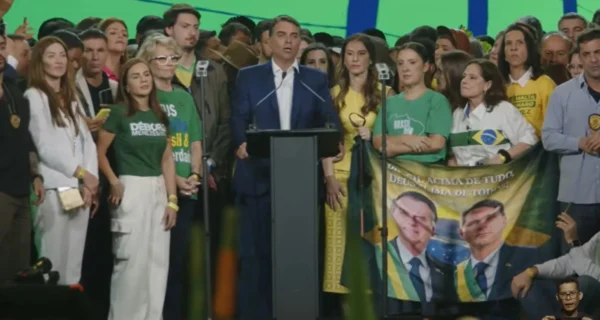 Flávio faz ataques ao Judiciário em convenção do PL com Milei e vídeo de Michelle