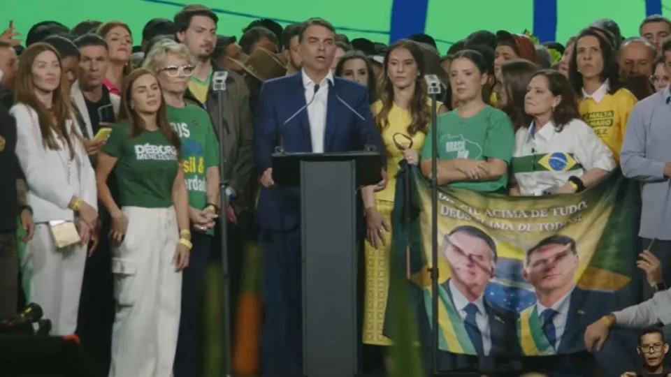 Flávio faz ataques ao Judiciário em convenção do PL com Milei e vídeo de Michelle