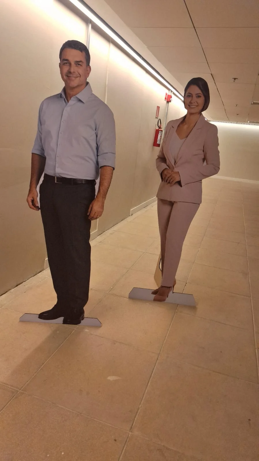 Michelle e Flávio Bolsonaro e papelão, na convenção do PL.