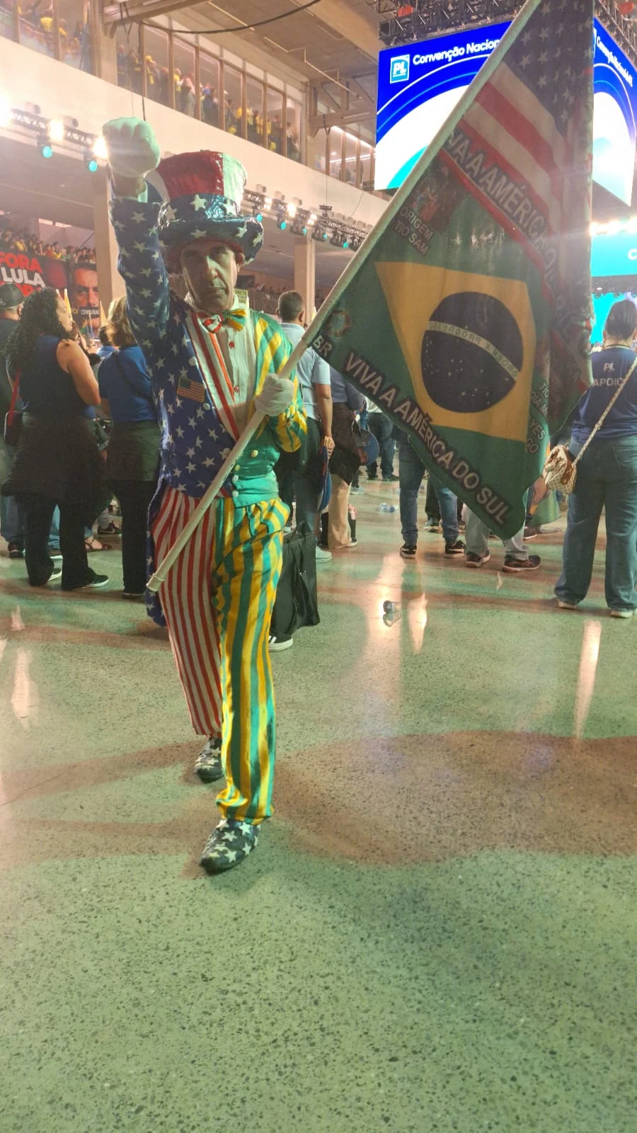 Luiz Carlos de Oliveira, que se apresenta como Tio Sam