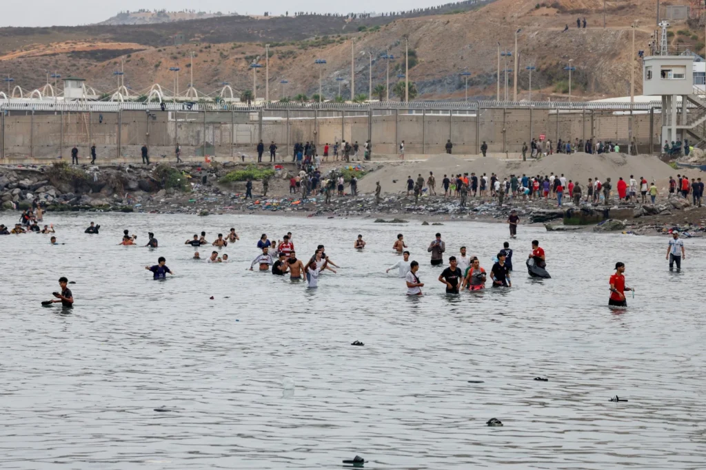 Cerca de 60 mil imigrantes do Marrocos entraram em Ceuta; Espanha reforça segurança