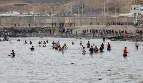 Cerca de 60 mil imigrantes do Marrocos entraram em Ceuta; Espanha reforça segurança