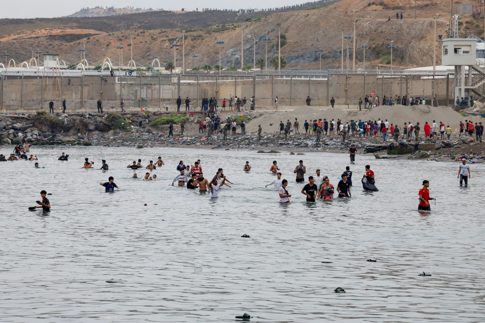 Cerca de 60 mil imigrantes do Marrocos entraram em Ceuta; Espanha reforça segurança