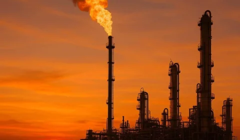 Petróleo sobe mais de 5% em semana marcada por escalada da guerra no Irã