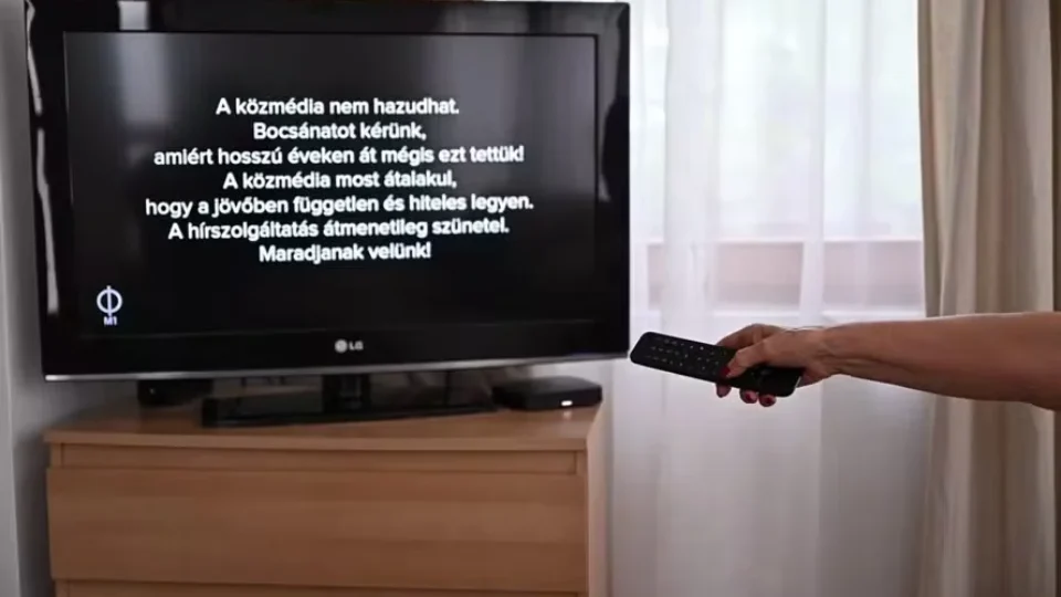 Fim da era Orbán: TV da Hungria interrompe noticiário e pede desculpas pelas mentiras