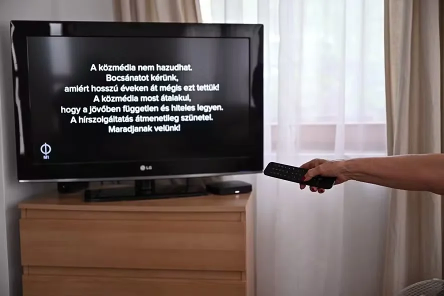 Fim da era Orbán: TV da Hungria interrompe noticiário e pede desculpas pelas mentiras