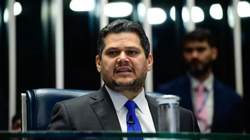 Alcolumbre segura promulgação de pauta-bomba à espera de conversa com Lula