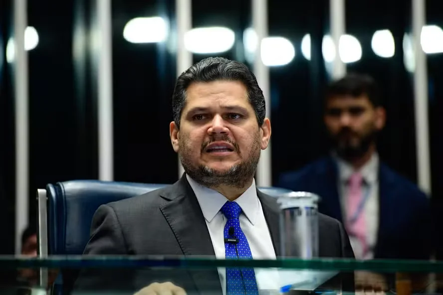 Alcolumbre segura promulgação de pauta-bomba à espera de conversa com Lula