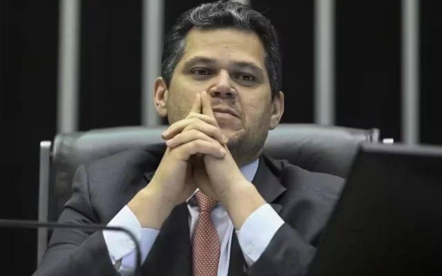 Alcolumbre é alvo de ação por sigilo sobre visitas de suspeito ligado ao PCC