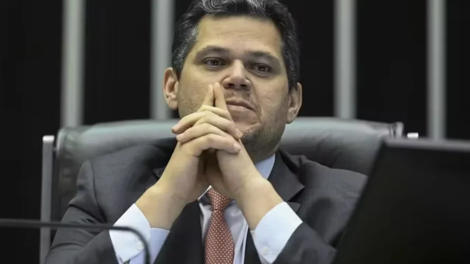 Alcolumbre evita reunião de líderes e mantém PEC do fim da escala 6×1 travada