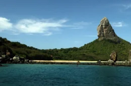 Mulher dá à luz em Fernando de Noronha apesar de regra que proíbe partos na ilha; entenda