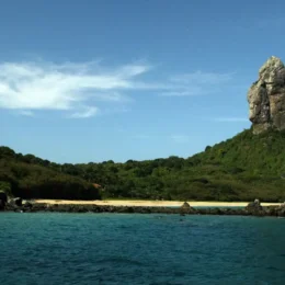 Mulher dá à luz em Fernando de Noronha apesar de regra que proíbe partos na ilha; entenda