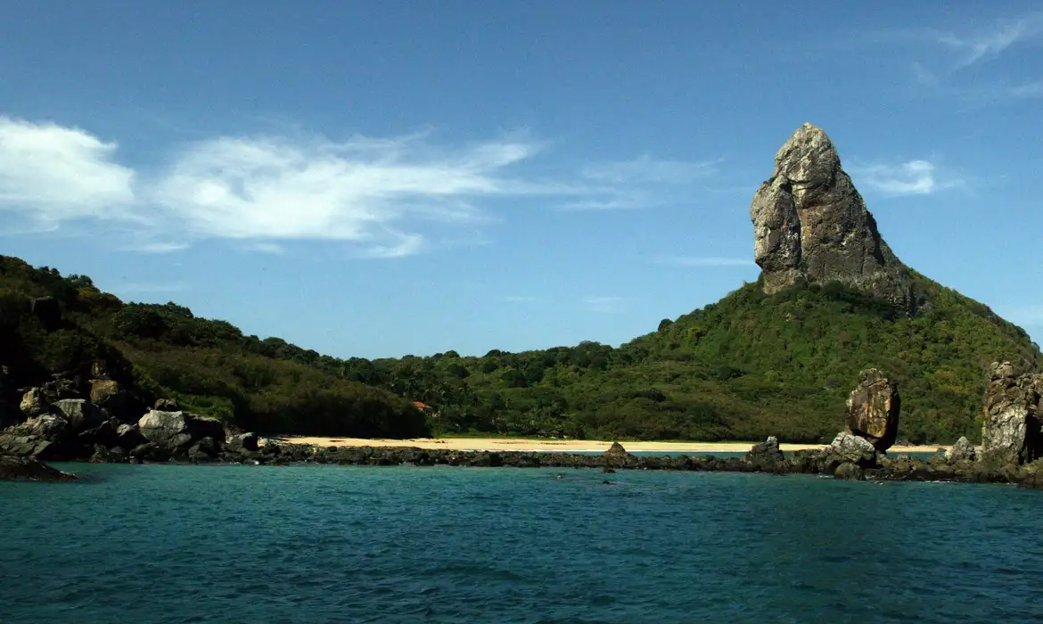 Mulher dá à luz em Fernando de Noronha apesar de regra que proíbe partos na ilha; entenda