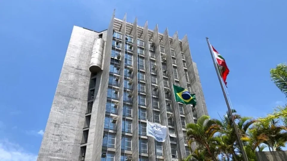 Justiça manda tutor pagar indenização de R$ 7,5 mil após mulher ser atacada por pitbulls