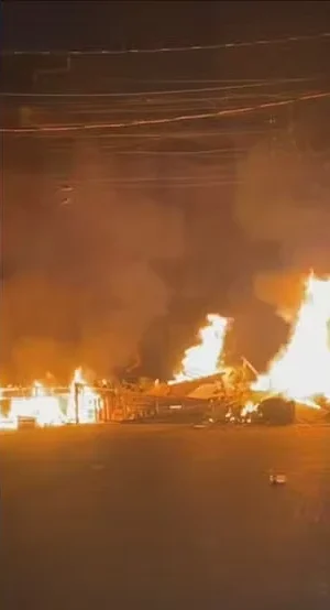 Moradores de vários bairros protestaram contra a falta de luz — Foto: Reprodução/TV Globo