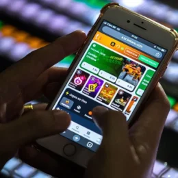 Governo derruba perfis de influencers por anúncio irregular de bets e acha logo em uniforme infantil