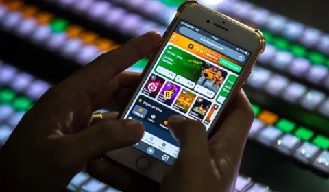 Governo derruba perfis de influencers por anúncio irregular de bets e acha logo em uniforme infantil