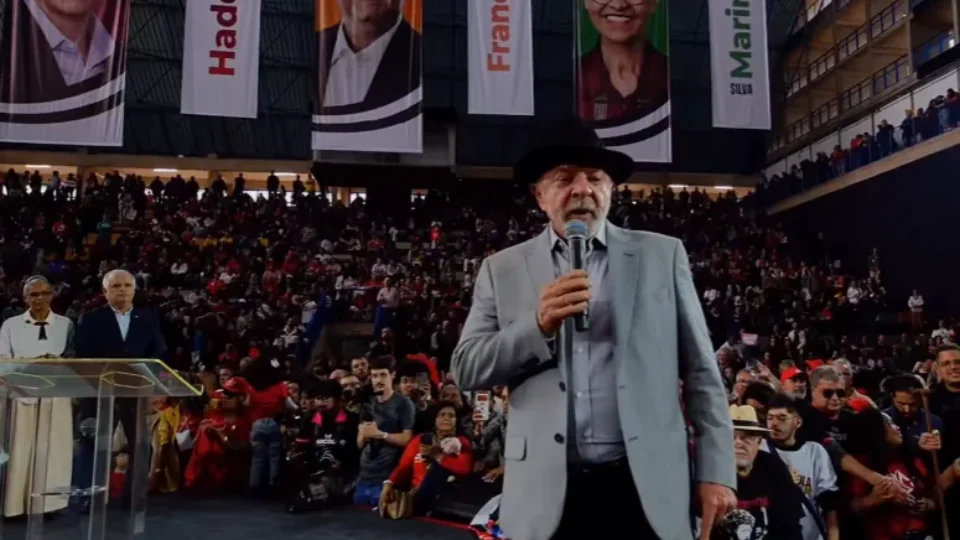 ‘Não venham de fora meter o dedo nas nossas eleições’, diz Lula em convenção do PT em SP