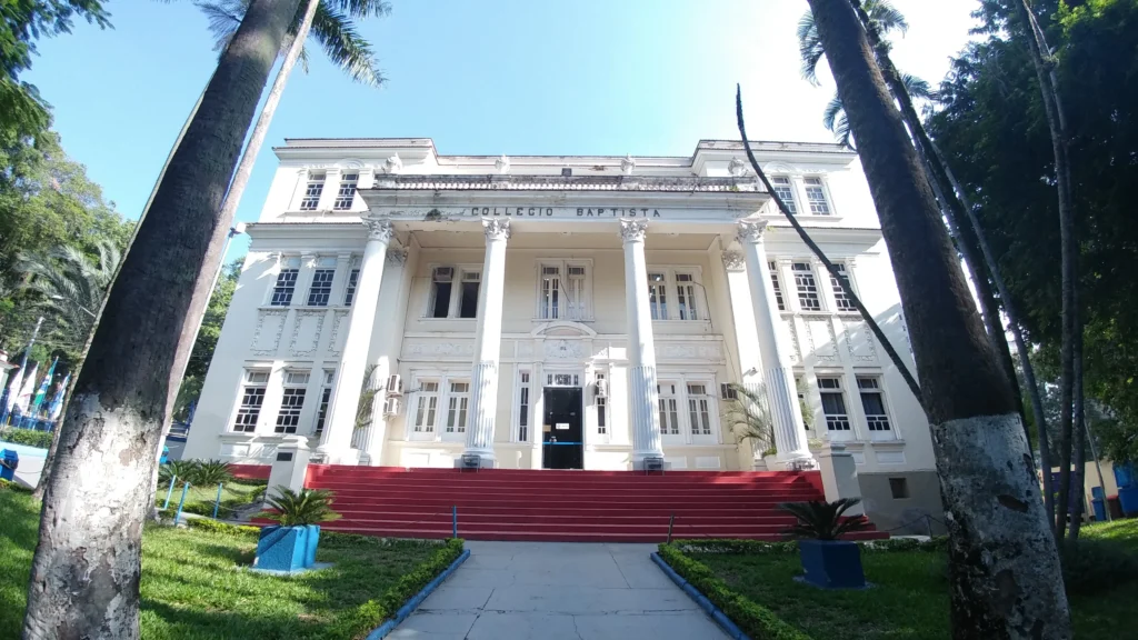 O Colégio Batista Brasileiro, escola particular na Tijuca (RJ), foi uma das instituições onde Flávio Bolsonaro estudou durante o ensino fundamental.