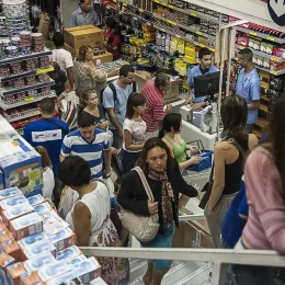 Pequenos comércios planejam contratar, recorrer a parentes e mudar escala de folgas com o fim da 6×1