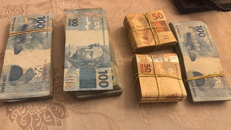 Dinheiro apreendido durante operação. (Foto: Divulgação)