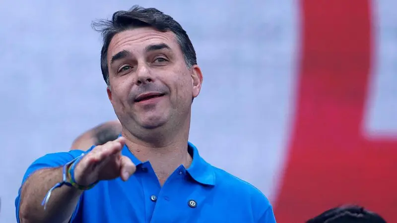 Páginas oficiais de Flávio Bolsonaro atribuem pós-graduação que ele nunca cursou
