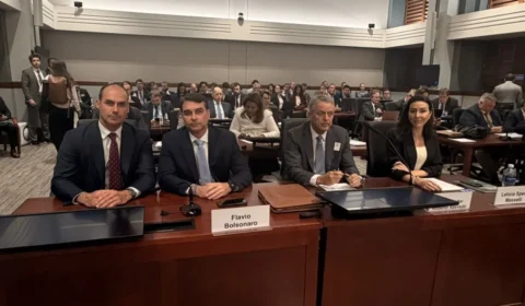 Flávio Bolsonaro manipulou audiência de rotina nos EUA para tentar salvar campanha