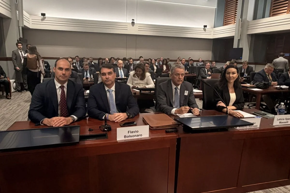 Flávio manipulou audiência de rotina nos EUA para tentar salvar campanha