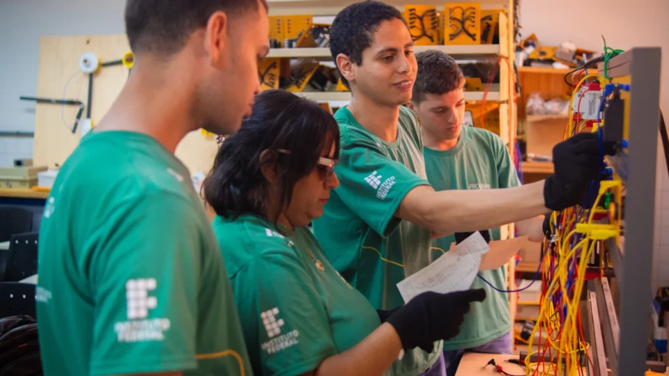 Veja os cursos técnicos que mais abrem portas para o mercado de trabalho