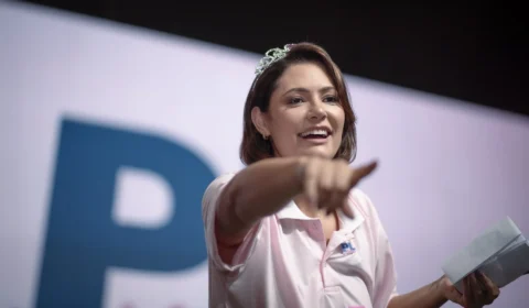 Após crise com Flávio Bolsonaro, Michelle elogia política de Lula: ‘Sonho realizado’