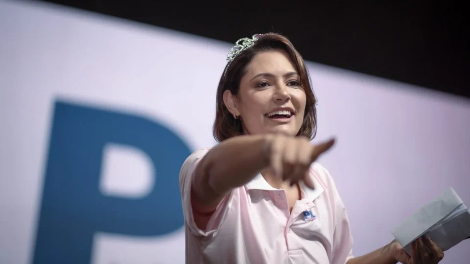 Após crise com Flávio Bolsonaro, Michelle elogia política de Lula: ‘Sonho realizado’