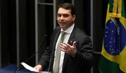 PGR pede que Flávio Bolsonaro seja ouvido por calúnia contra Lula