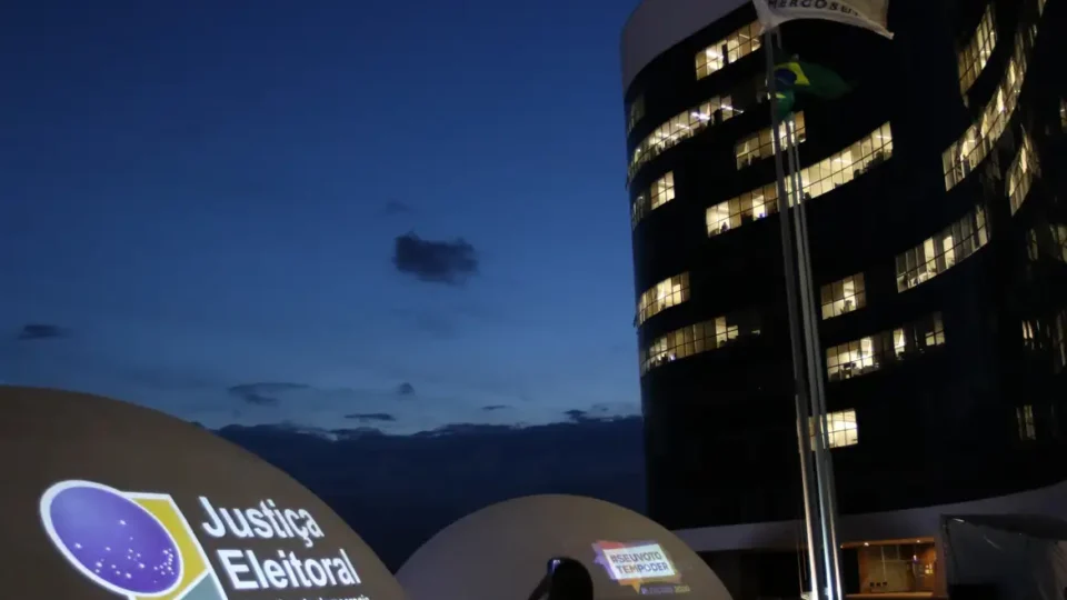 TSE assina acordo com big techs para combater desinformação