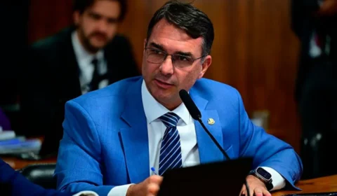 Aliados de Flávio Bolsonaro temem operação da PF após decisão de André Mendonça